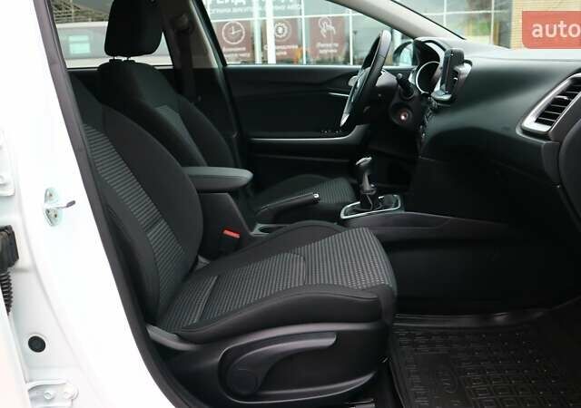 Белый Киа Сид, объемом двигателя 1.37 л и пробегом 33 тыс. км за 15432 $, фото 5 на Automoto.ua