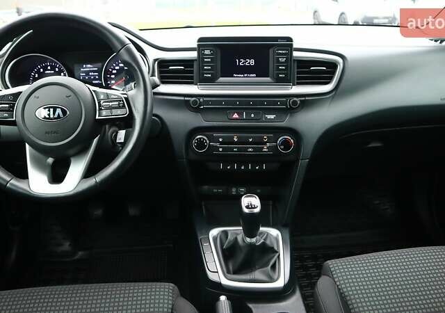 Белый Киа Сид, объемом двигателя 1.37 л и пробегом 33 тыс. км за 15432 $, фото 7 на Automoto.ua