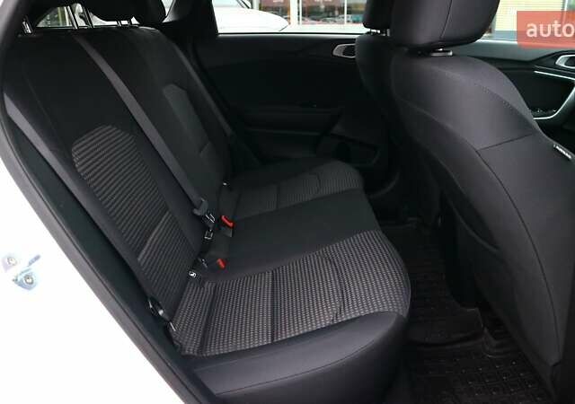 Белый Киа Сид, объемом двигателя 1.37 л и пробегом 33 тыс. км за 15432 $, фото 6 на Automoto.ua