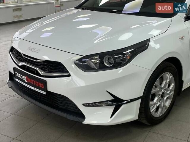 Белый Киа Сид, объемом двигателя 1.58 л и пробегом 57 тыс. км за 17990 $, фото 4 на Automoto.ua