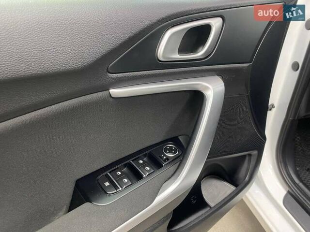Белый Киа Сид, объемом двигателя 1.59 л и пробегом 57 тыс. км за 17790 $, фото 15 на Automoto.ua