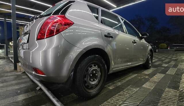 Бежевый Киа Сид, объемом двигателя 1.4 л и пробегом 400 тыс. км за 5000 $, фото 5 на Automoto.ua