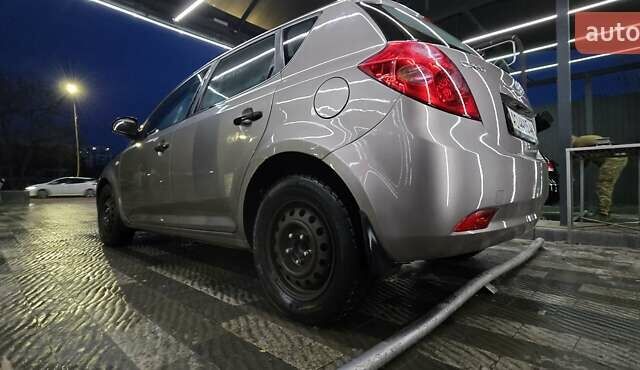 Бежевый Киа Сид, объемом двигателя 1.4 л и пробегом 400 тыс. км за 5000 $, фото 2 на Automoto.ua