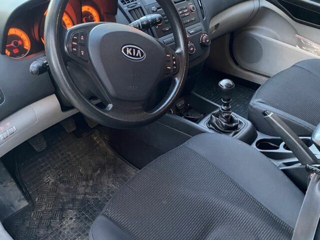 Бежевий Кіа Сід, об'ємом двигуна 1.4 л та пробігом 207 тис. км за 5500 $, фото 5 на Automoto.ua