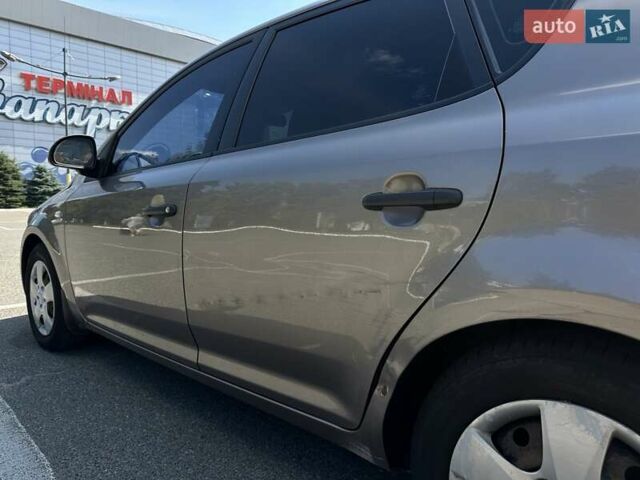 Бежевый Киа Сид, объемом двигателя 1.4 л и пробегом 256 тыс. км за 4000 $, фото 16 на Automoto.ua