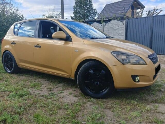 Бежевый Киа Сид, объемом двигателя 1.4 л и пробегом 350 тыс. км за 4500 $, фото 1 на Automoto.ua