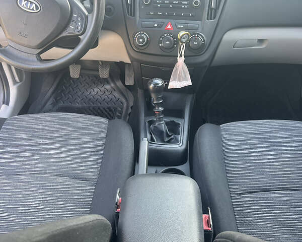 Бежевый Киа Сид, объемом двигателя 1.4 л и пробегом 183 тыс. км за 5500 $, фото 3 на Automoto.ua