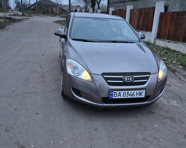 Бежевый Киа Сид, объемом двигателя 1.59 л и пробегом 158 тыс. км за 4200 $, фото 2 на Automoto.ua