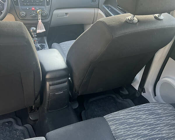 Бежевый Киа Сид, объемом двигателя 1.4 л и пробегом 183 тыс. км за 5500 $, фото 5 на Automoto.ua