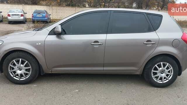 Бежевый Киа Сид, объемом двигателя 1.6 л и пробегом 273 тыс. км за 5800 $, фото 8 на Automoto.ua