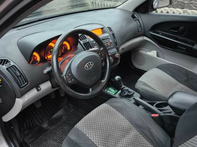 Бежевый Киа Сид, объемом двигателя 1.6 л и пробегом 158 тыс. км за 4200 $, фото 5 на Automoto.ua