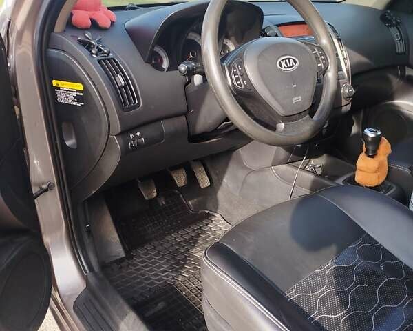 Бежевий Кіа Сід, об'ємом двигуна 1.58 л та пробігом 255 тис. км за 5200 $, фото 11 на Automoto.ua