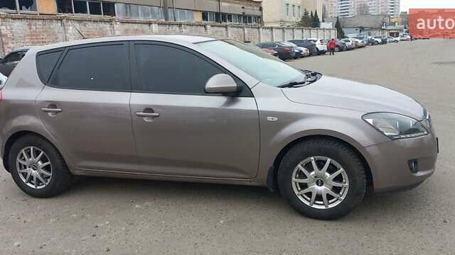 Бежевый Киа Сид, объемом двигателя 1.6 л и пробегом 273 тыс. км за 5800 $, фото 9 на Automoto.ua