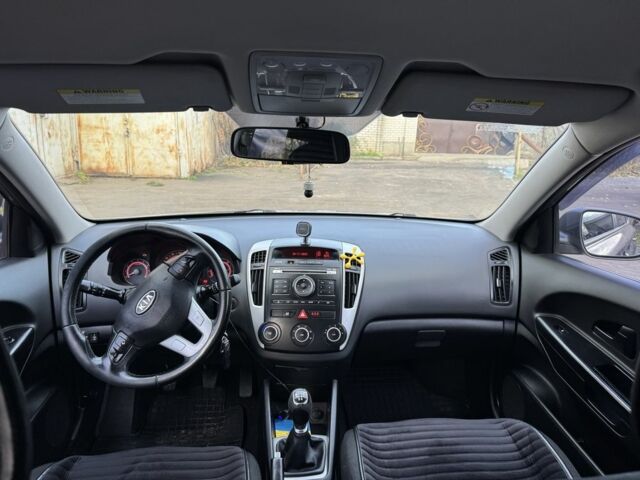 Бежевый Киа Сид, объемом двигателя 1.6 л и пробегом 178 тыс. км за 6000 $, фото 5 на Automoto.ua