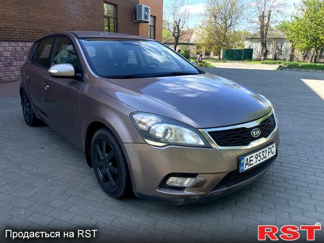 Бежевый Киа Сид, объемом двигателя 1.6 л и пробегом 295 тыс. км за 6200 $, фото 3 на Automoto.ua