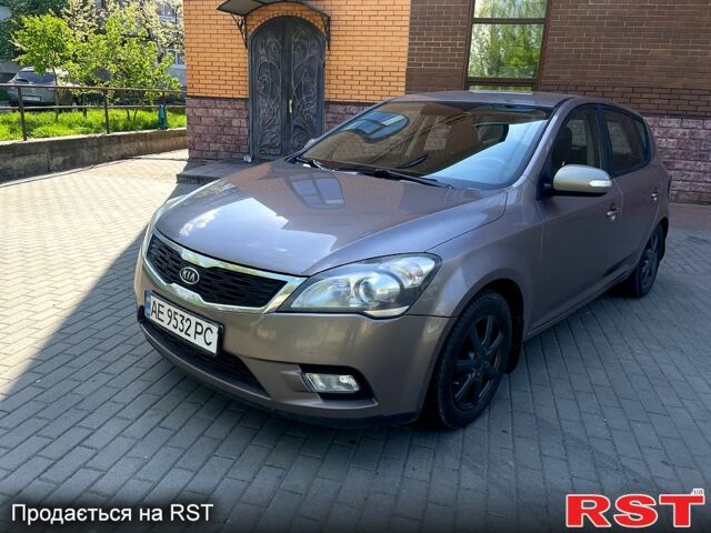 Бежевый Киа Сид, объемом двигателя 1.6 л и пробегом 295 тыс. км за 6200 $, фото 2 на Automoto.ua