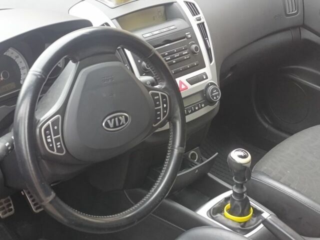 Бежевый Киа Сид, объемом двигателя 2 л и пробегом 260 тыс. км за 4000 $, фото 5 на Automoto.ua