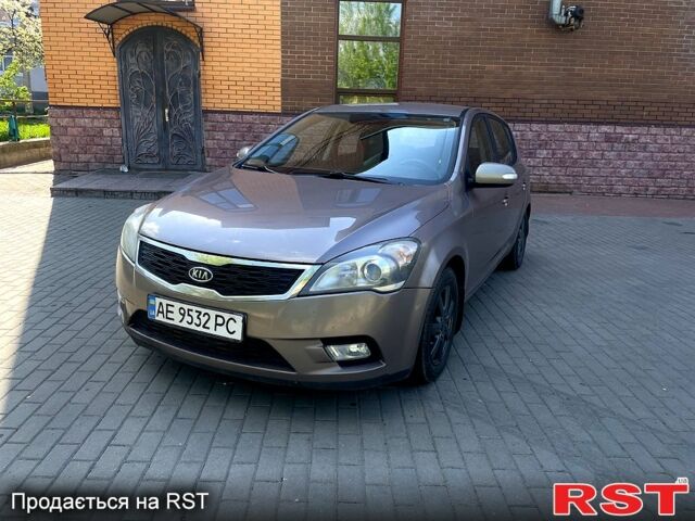 Бежевый Киа Сид, объемом двигателя 1.6 л и пробегом 295 тыс. км за 6200 $, фото 1 на Automoto.ua