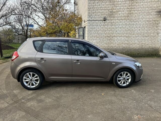 Бежевый Киа Сид, объемом двигателя 1.6 л и пробегом 178 тыс. км за 6000 $, фото 3 на Automoto.ua