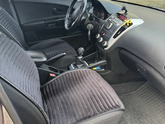 Бежевый Киа Сид, объемом двигателя 1.6 л и пробегом 178 тыс. км за 6000 $, фото 4 на Automoto.ua