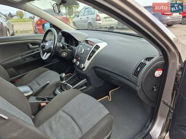 Бежевий Кіа Сід, об'ємом двигуна 1.6 л та пробігом 246 тис. км за 6500 $, фото 19 на Automoto.ua