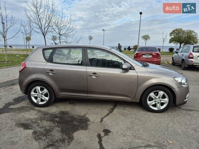 Бежевий Кіа Сід, об'ємом двигуна 1.6 л та пробігом 246 тис. км за 6500 $, фото 9 на Automoto.ua