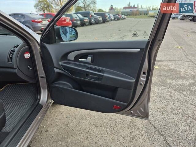 Бежевий Кіа Сід, об'ємом двигуна 1.6 л та пробігом 246 тис. км за 6500 $, фото 17 на Automoto.ua