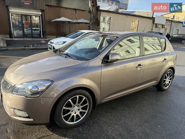 Бежевий Кіа Сід, об'ємом двигуна 1.59 л та пробігом 127 тис. км за 9700 $, фото 1 на Automoto.ua