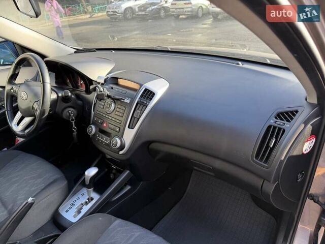 Бежевий Кіа Сід, об'ємом двигуна 1.59 л та пробігом 127 тис. км за 9700 $, фото 10 на Automoto.ua