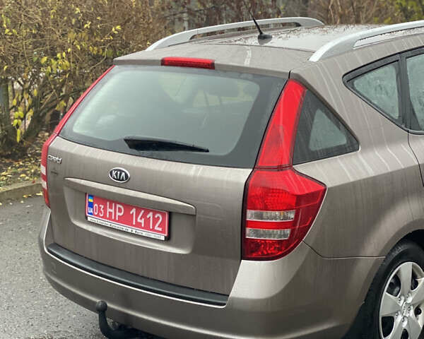 Бежевий Кіа Сід, об'ємом двигуна 0 л та пробігом 226 тис. км за 5500 $, фото 3 на Automoto.ua