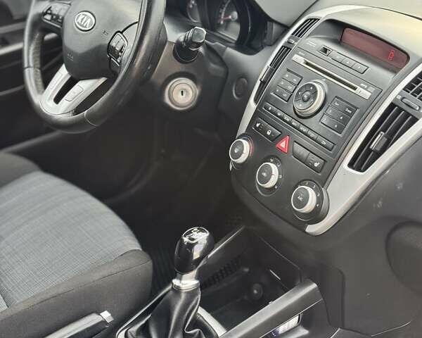 Бежевый Киа Сид, объемом двигателя 1.6 л и пробегом 180 тыс. км за 6500 $, фото 9 на Automoto.ua