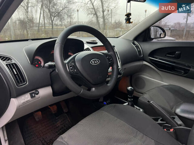 Черный Киа Сид, объемом двигателя 2 л и пробегом 188 тыс. км за 6000 $, фото 10 на Automoto.ua