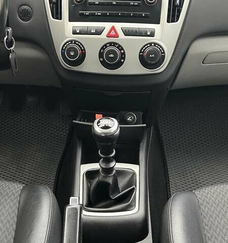 Черный Киа Сид, объемом двигателя 1.6 л и пробегом 310 тыс. км за 5990 $, фото 13 на Automoto.ua