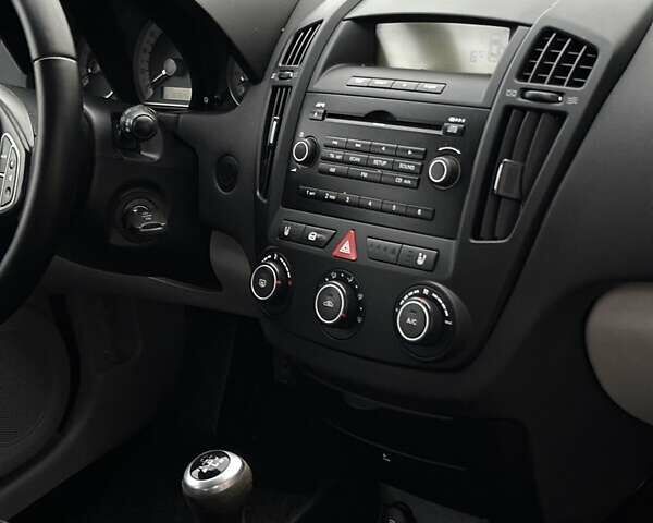 Черный Киа Сид, объемом двигателя 1.6 л и пробегом 238 тыс. км за 5700 $, фото 17 на Automoto.ua