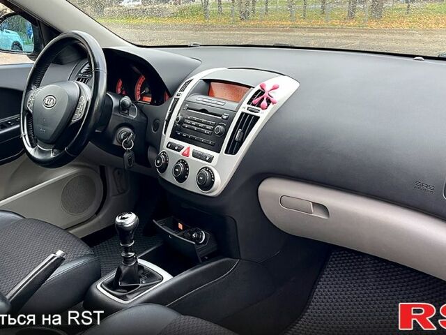 Чорний Кіа Сід, об'ємом двигуна 1.6 л та пробігом 310 тис. км за 5990 $, фото 5 на Automoto.ua