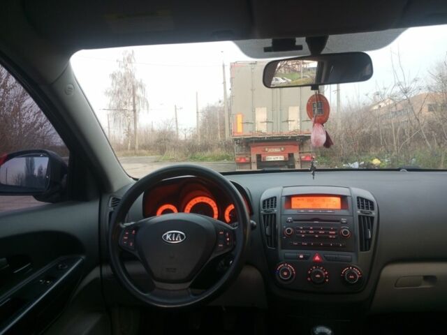Черный Киа Сид, объемом двигателя 1.6 л и пробегом 250 тыс. км за 5500 $, фото 5 на Automoto.ua