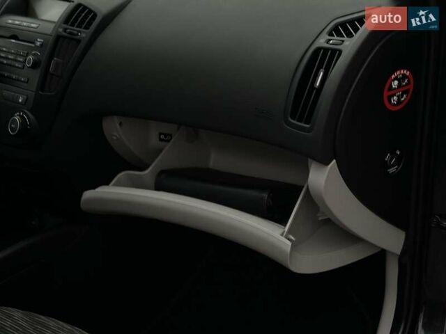 Черный Киа Сид, объемом двигателя 1.6 л и пробегом 238 тыс. км за 5700 $, фото 23 на Automoto.ua