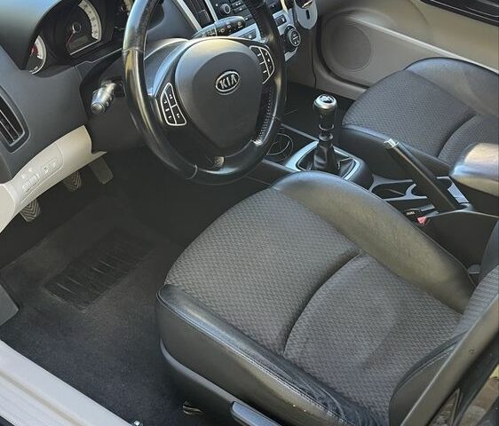 Чорний Кіа Сід, об'ємом двигуна 1.6 л та пробігом 258 тис. км за 5300 $, фото 5 на Automoto.ua