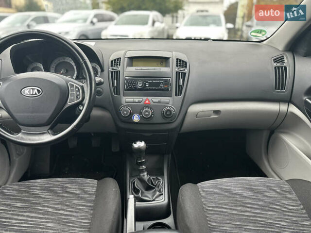 Черный Киа Сид, объемом двигателя 1.4 л и пробегом 161 тыс. км за 5500 $, фото 5 на Automoto.ua