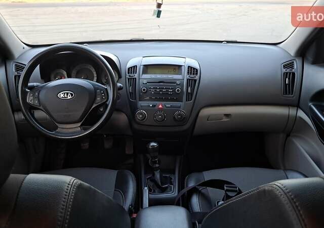 Чорний Кіа Сід, об'ємом двигуна 1.4 л та пробігом 310 тис. км за 5600 $, фото 8 на Automoto.ua