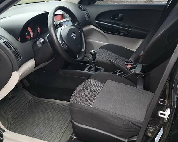 Черный Киа Сид, объемом двигателя 1.6 л и пробегом 47 тыс. км за 6000 $, фото 4 на Automoto.ua