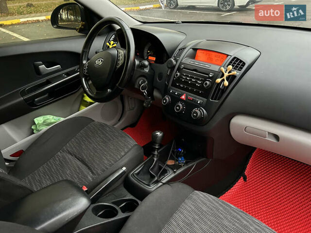 Черный Киа Сид, объемом двигателя 1.6 л и пробегом 270 тыс. км за 5200 $, фото 5 на Automoto.ua