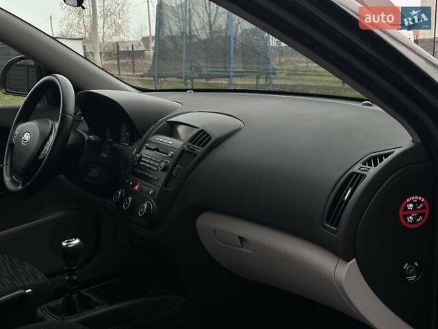 Черный Киа Сид, объемом двигателя 1.6 л и пробегом 238 тыс. км за 5700 $, фото 24 на Automoto.ua