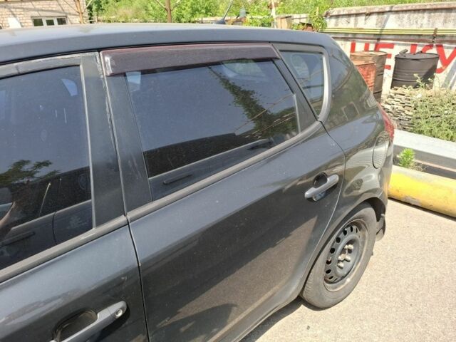 Черный Киа Сид, объемом двигателя 1.6 л и пробегом 451 тыс. км за 2500 $, фото 5 на Automoto.ua