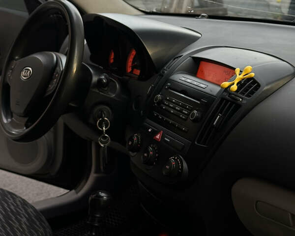 Черный Киа Сид, объемом двигателя 1.4 л и пробегом 334 тыс. км за 4499 $, фото 9 на Automoto.ua