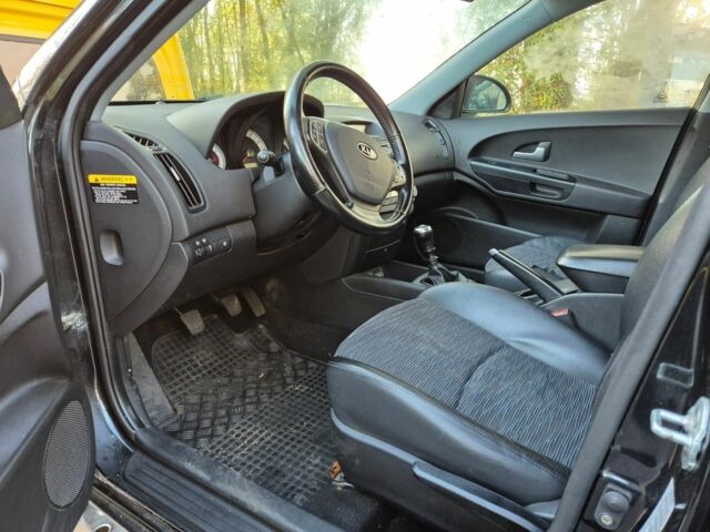 Черный Киа Сид, объемом двигателя 1.6 л и пробегом 200 тыс. км за 5999 $, фото 4 на Automoto.ua