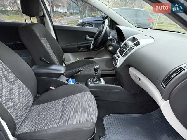 Черный Киа Сид, объемом двигателя 2 л и пробегом 180 тыс. км за 5400 $, фото 16 на Automoto.ua