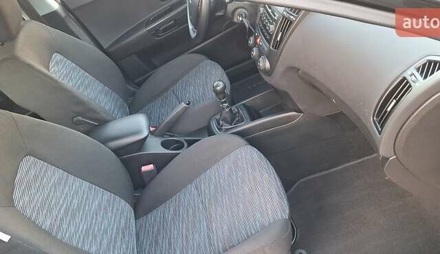Чорний Кіа Сід, об'ємом двигуна 1.4 л та пробігом 170 тис. км за 5600 $, фото 9 на Automoto.ua
