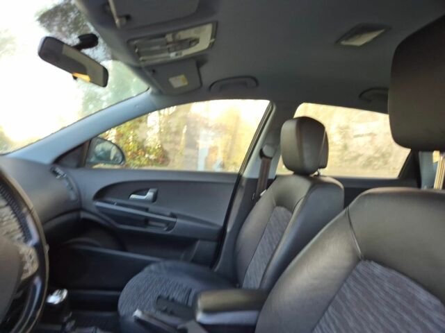 Черный Киа Сид, объемом двигателя 1.6 л и пробегом 200 тыс. км за 5999 $, фото 3 на Automoto.ua