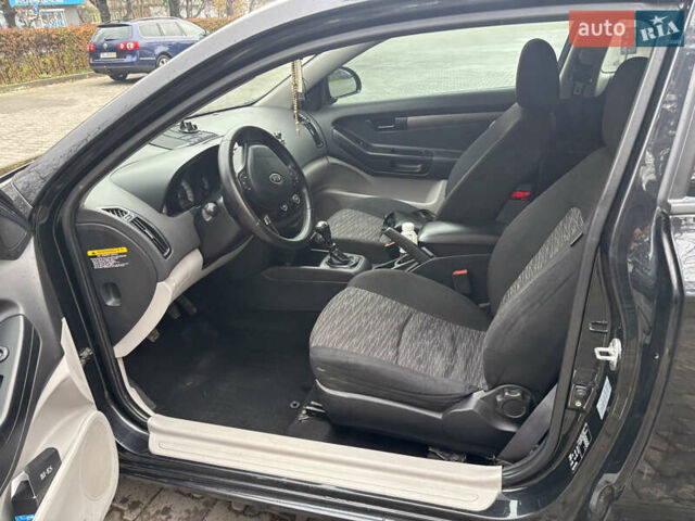 Черный Киа Сид, объемом двигателя 1.4 л и пробегом 200 тыс. км за 5000 $, фото 5 на Automoto.ua